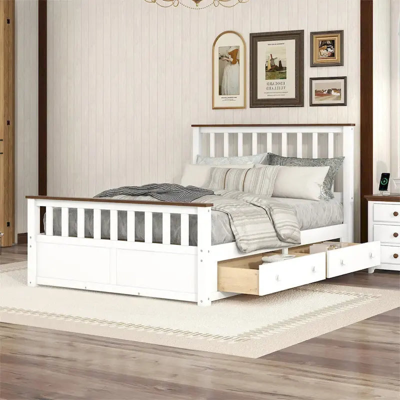 Struttura letto a piattaforma con doghe in legno, testiera e pediera con rientranze verticali, letto a profilo basso, letto a pannelli con 2 cassetti