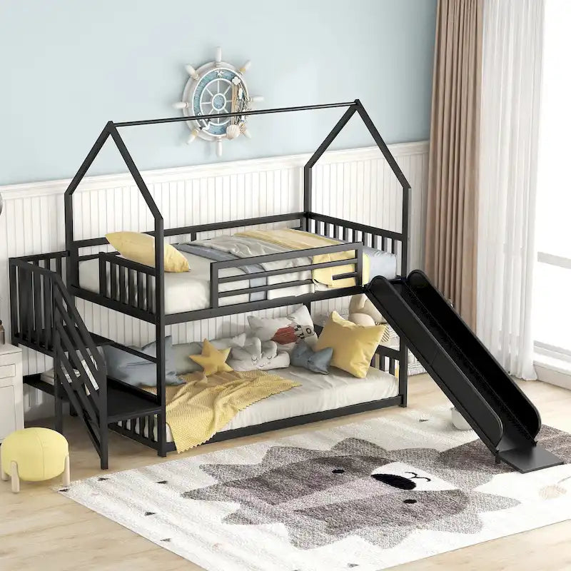 Letto a castello in metallo a forma di casetta con scivolo e scala