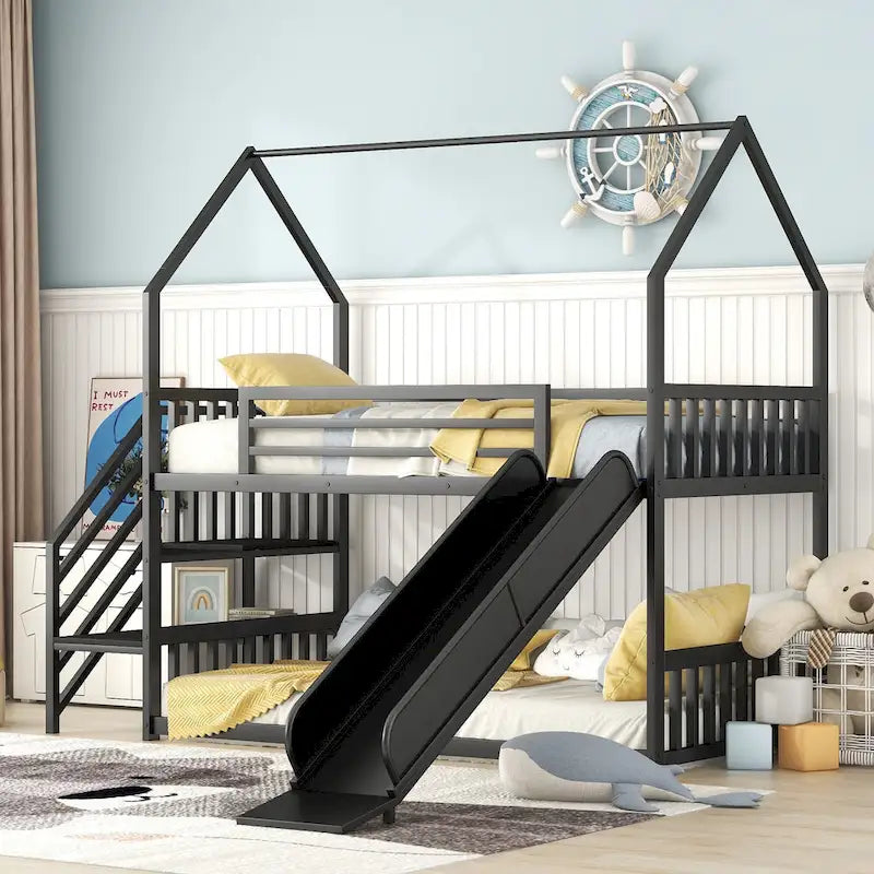 Letto a castello in metallo a forma di casetta con scivolo e scala