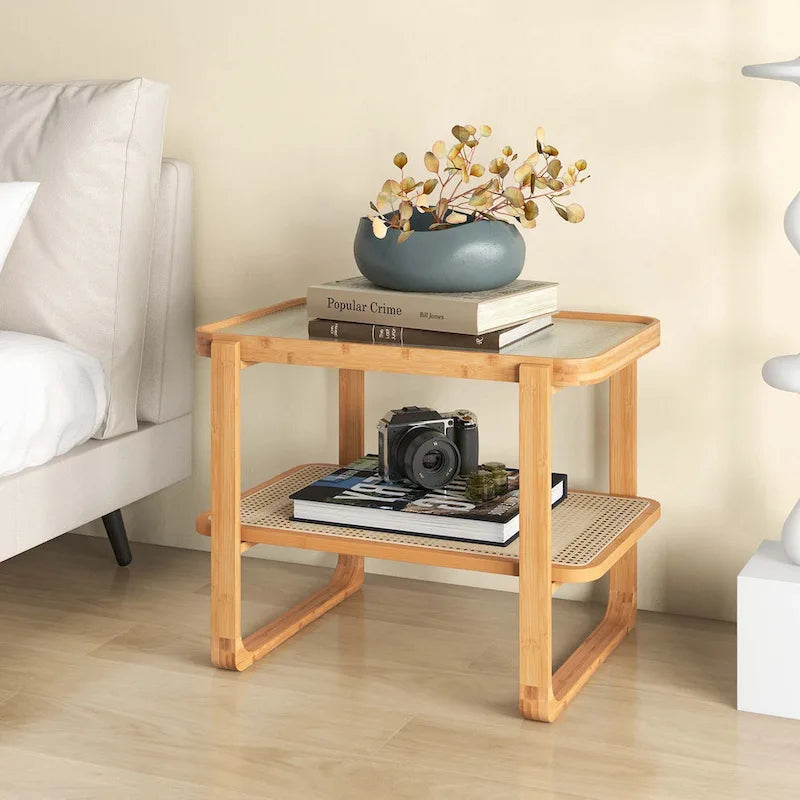 Tavolino laterale in bambù con ripiano in rattan e piano in vetro, comodino e tavolino