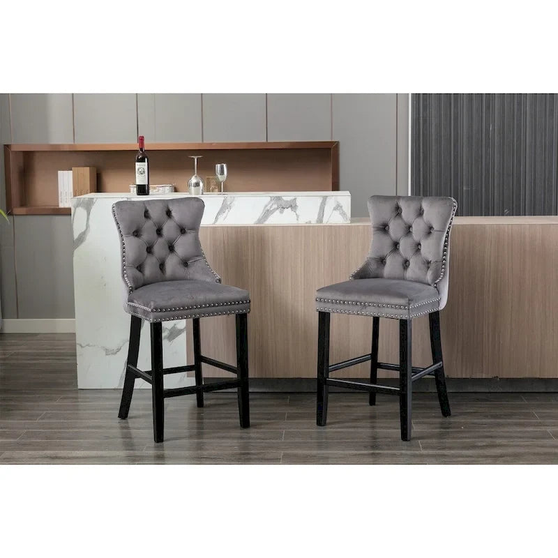 Taburetes de bar contemporáneos tapizados en terciopelo, con decoración capitoné con botones, patas de madera y ribete de tachuelas cromadas, juego de 2