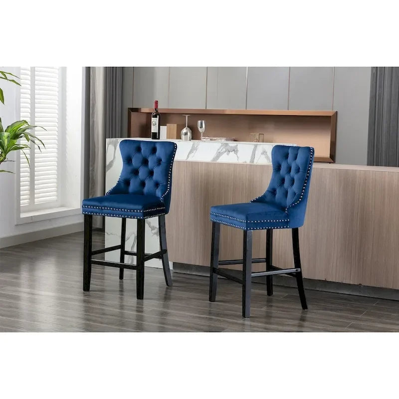 Taburetes de bar contemporáneos tapizados en terciopelo, con decoración capitoné con botones, patas de madera y ribete de tachuelas cromadas, juego de 2