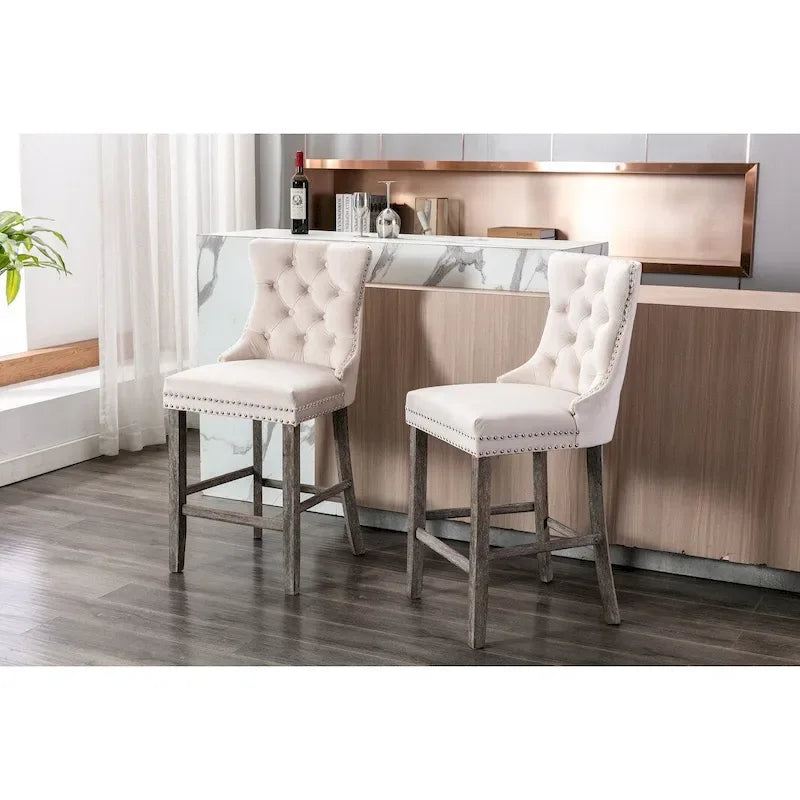 Taburetes de bar contemporáneos tapizados en terciopelo, con decoración capitoné con botones, patas de madera y ribete de tachuelas cromadas, juego de 2