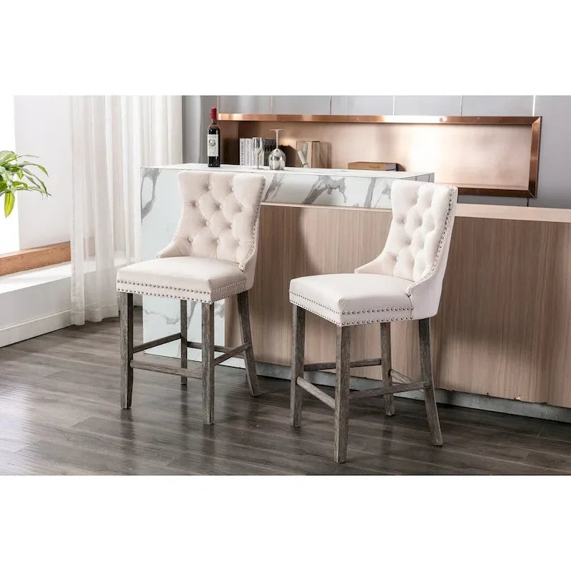 Sgabelli da bar contemporanei imbottiti in velluto con decorazione capitonné a bottoni, gambe in legno e bordino con borchie cromate, set da 2
