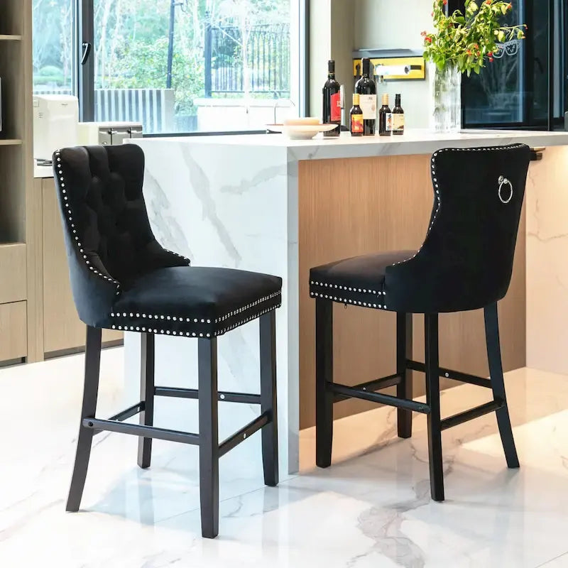 Sgabelli da bar contemporanei imbottiti in velluto con decorazione capitonné a bottoni, gambe in legno e bordino con borchie cromate, set da 2