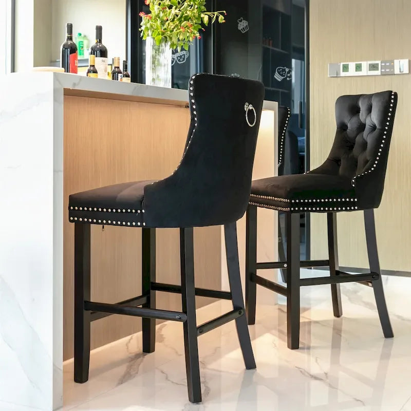 Sgabelli da bar contemporanei imbottiti in velluto con decorazione capitonné a bottoni, gambe in legno e bordino con borchie cromate, set da 2