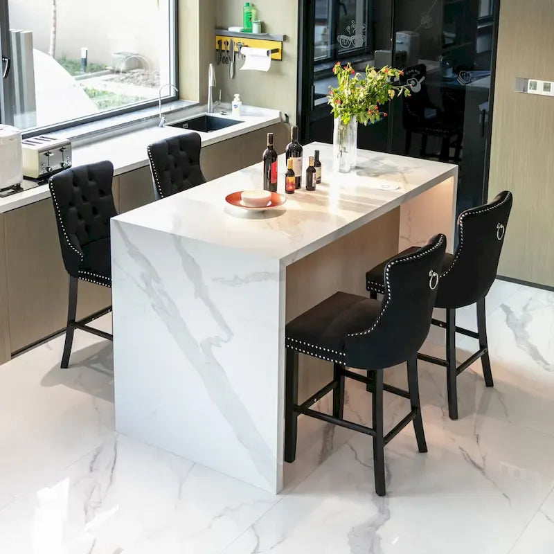 Sgabelli da bar contemporanei imbottiti in velluto con decorazione capitonné a bottoni, gambe in legno e bordino con borchie cromate, set da 2