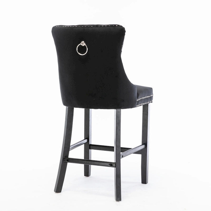 Sgabelli da bar contemporanei imbottiti in velluto con decorazione capitonné a bottoni, gambe in legno e bordino con borchie cromate, set da 2