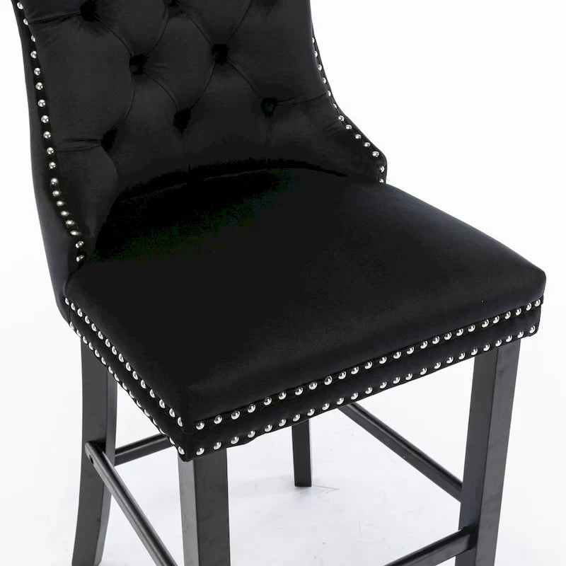 Sgabelli da bar contemporanei imbottiti in velluto con decorazione capitonné a bottoni, gambe in legno e bordino con borchie cromate, set da 2