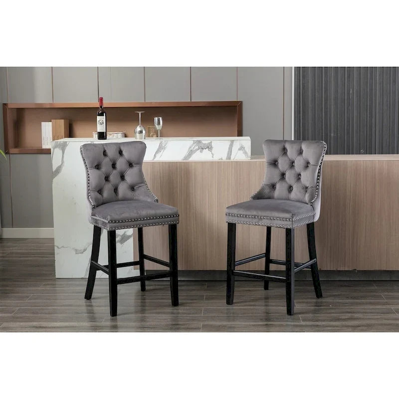 Sgabelli da bar contemporanei imbottiti in velluto con decorazione capitonné a bottoni, gambe in legno e bordino con borchie cromate, set da 2