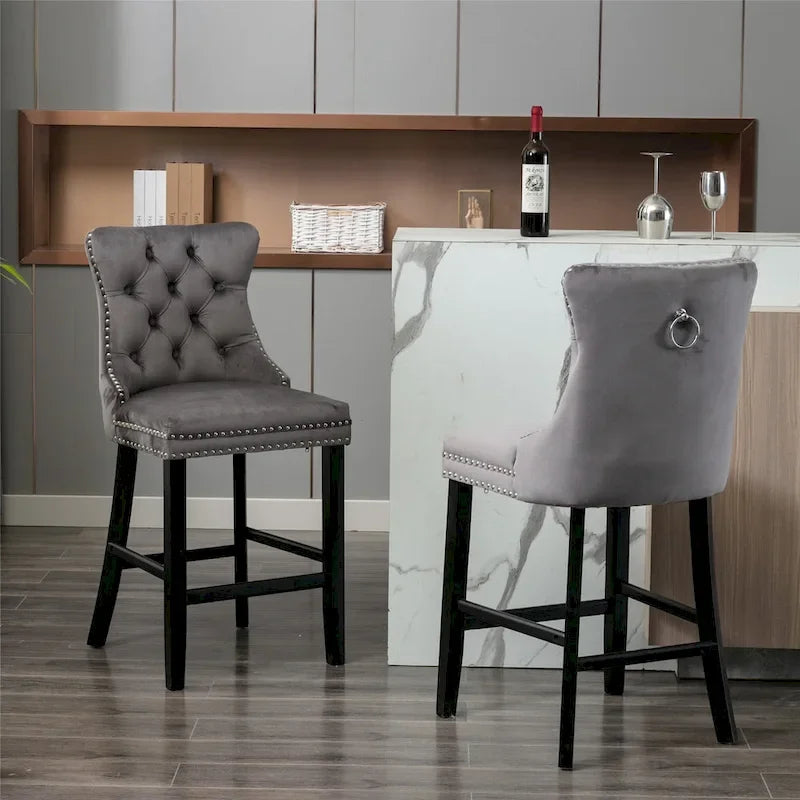 Sgabelli da bar contemporanei imbottiti in velluto con decorazione capitonné a bottoni, gambe in legno e bordino con borchie cromate, set da 2