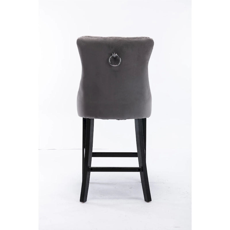 Sgabelli da bar contemporanei imbottiti in velluto con decorazione capitonné a bottoni, gambe in legno e bordino con borchie cromate, set da 2