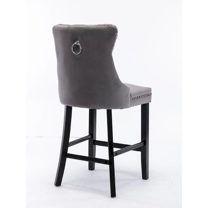 Sgabelli da bar contemporanei imbottiti in velluto con decorazione capitonné a bottoni, gambe in legno e bordino con borchie cromate, set da 2