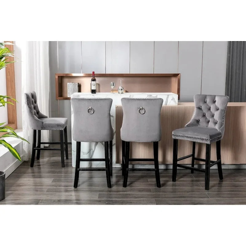 Sgabelli da bar contemporanei imbottiti in velluto con decorazione capitonné a bottoni, gambe in legno e bordino con borchie cromate, set da 2