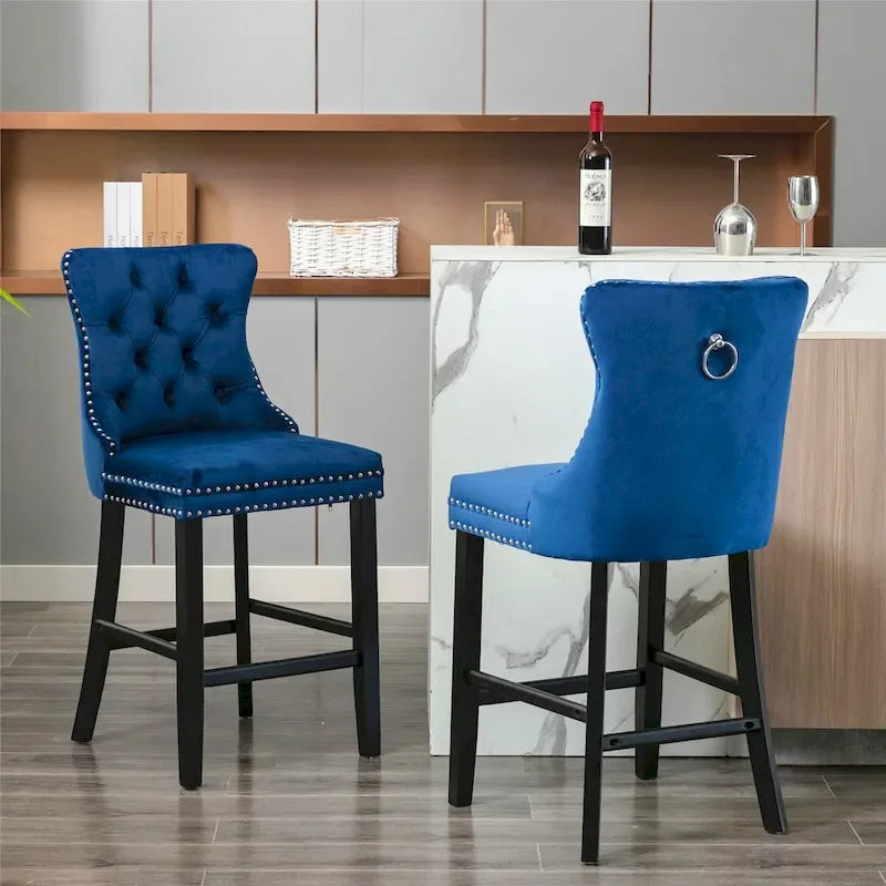 Sgabelli da bar contemporanei imbottiti in velluto con decorazione capitonné a bottoni, gambe in legno e bordino con borchie cromate, set da 2