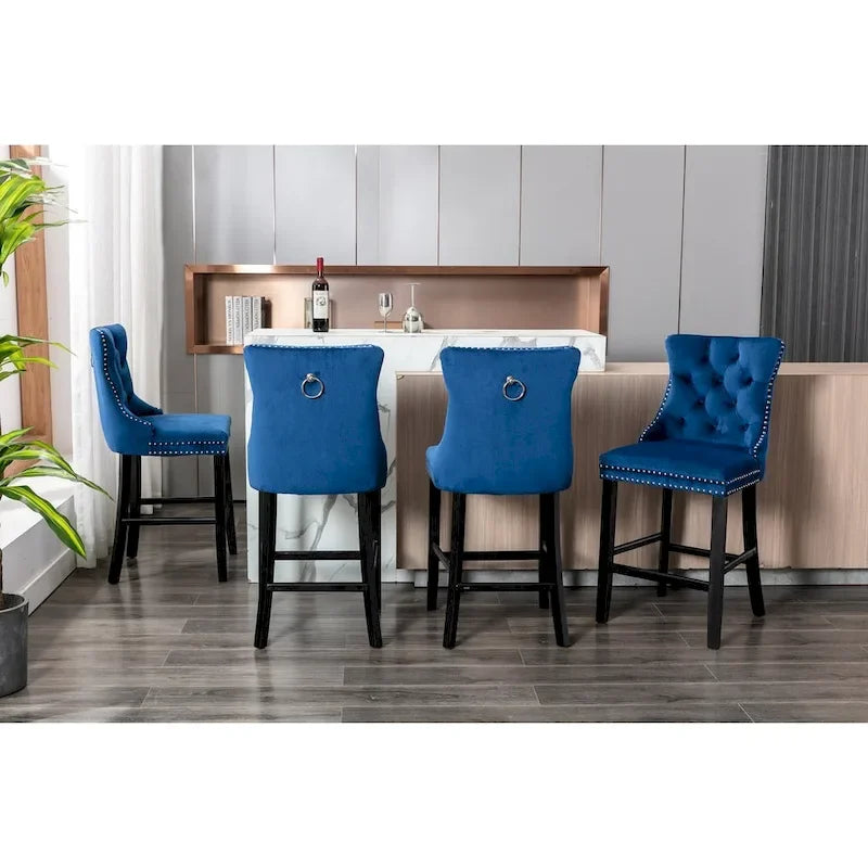 Sgabelli da bar contemporanei imbottiti in velluto con decorazione capitonné a bottoni, gambe in legno e bordino con borchie cromate, set da 2