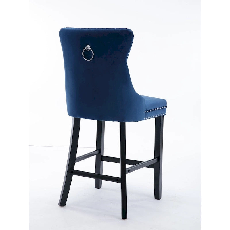 Sgabelli da bar contemporanei imbottiti in velluto con decorazione capitonné a bottoni, gambe in legno e bordino con borchie cromate, set da 2