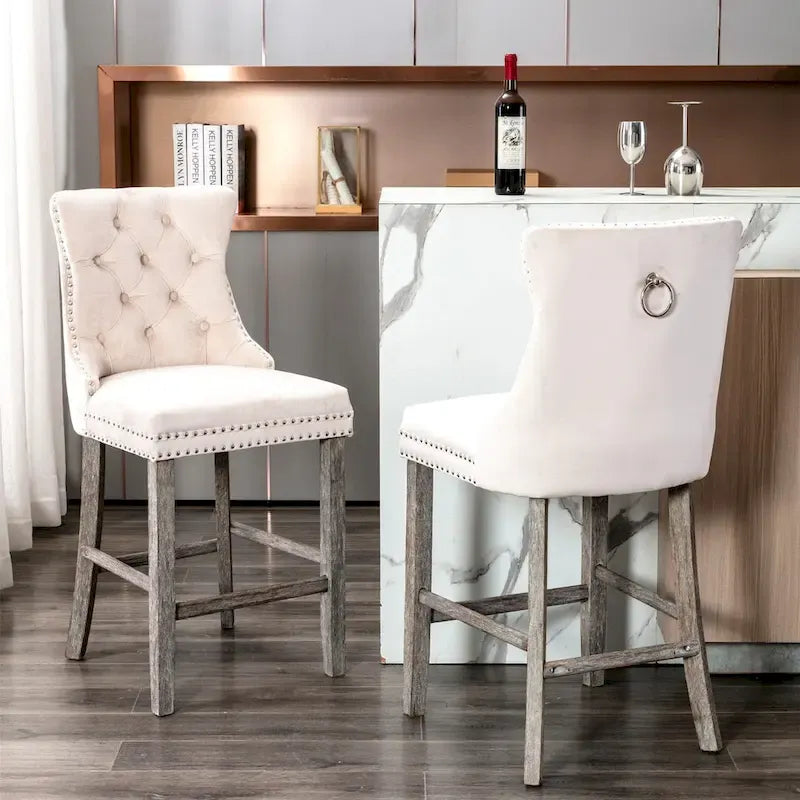 Sgabelli da bar contemporanei imbottiti in velluto con decorazione capitonné a bottoni, gambe in legno e bordino con borchie cromate, set da 2