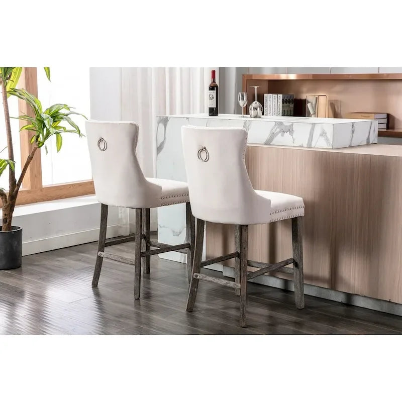 Sgabelli da bar contemporanei imbottiti in velluto con decorazione capitonné a bottoni, gambe in legno e bordino con borchie cromate, set da 2