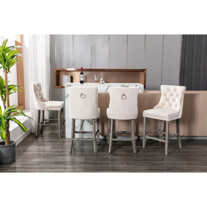 Sgabelli da bar contemporanei imbottiti in velluto con decorazione capitonné a bottoni, gambe in legno e bordino con borchie cromate, set da 2